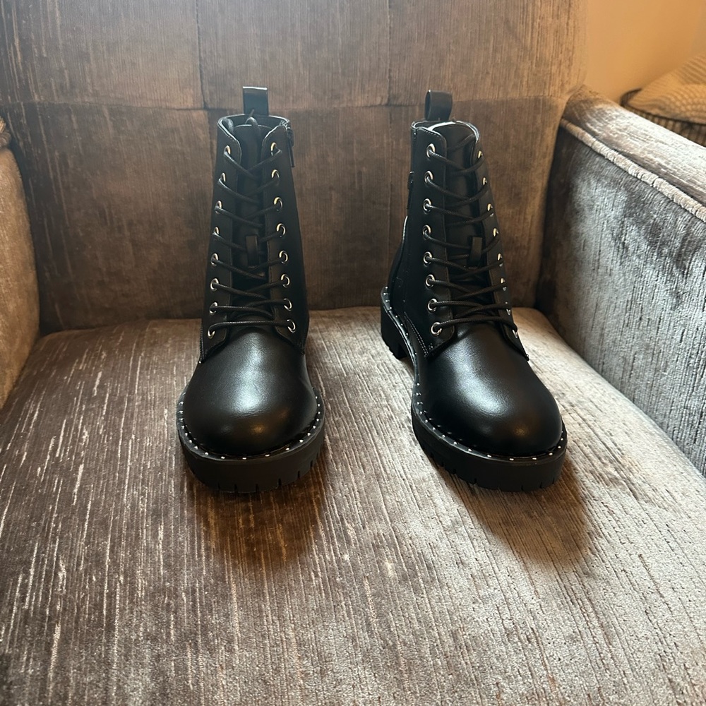 *BRAND NEW NEVER WORN* DV by Dolce Vita Opalus Combat Bootie